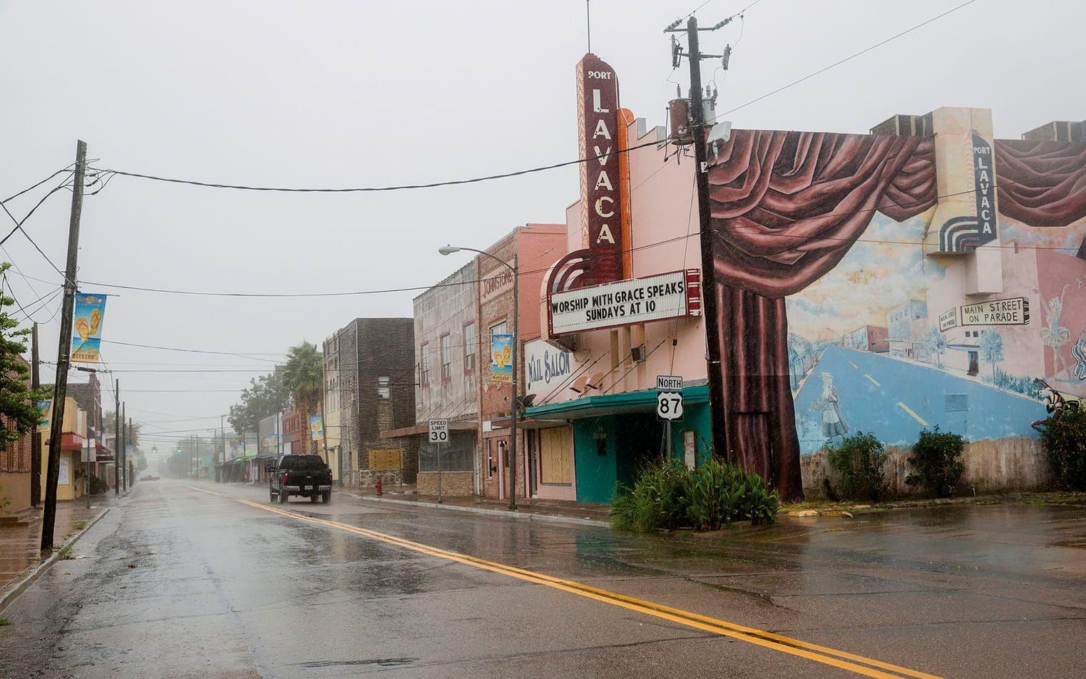 En ensam pickup kör längs en gata i Port Lavaca, Texas. Människor som valt att stanna kvar i orkanens väg uppmanas märka sina kroppar med namn och peronnummer. FOTO: Ana Ramirez/The Victoria Advocate via AP
