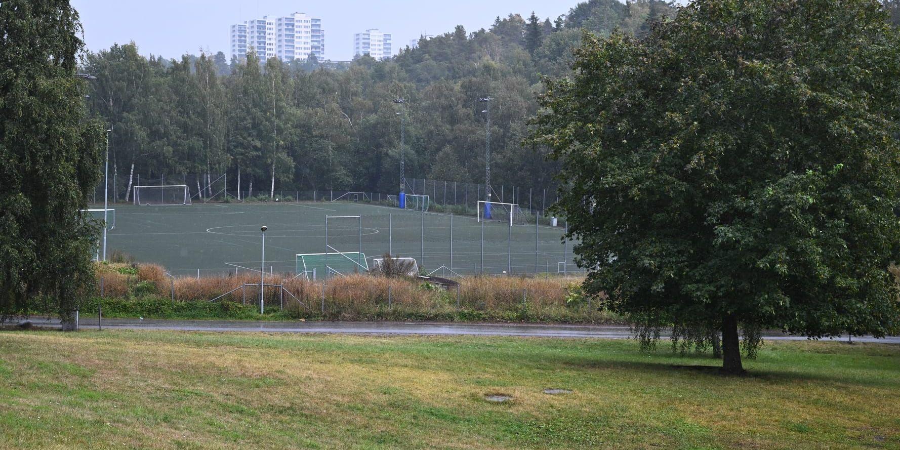 Flera personer träffades av blixten vid en fotbollsplan på Lidingö utanför Stockholm på torsdagskvällen.