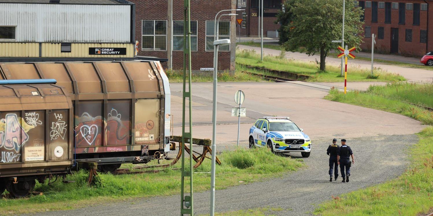 Polis på plats vid bangården i Landskrona där flickan hittades.