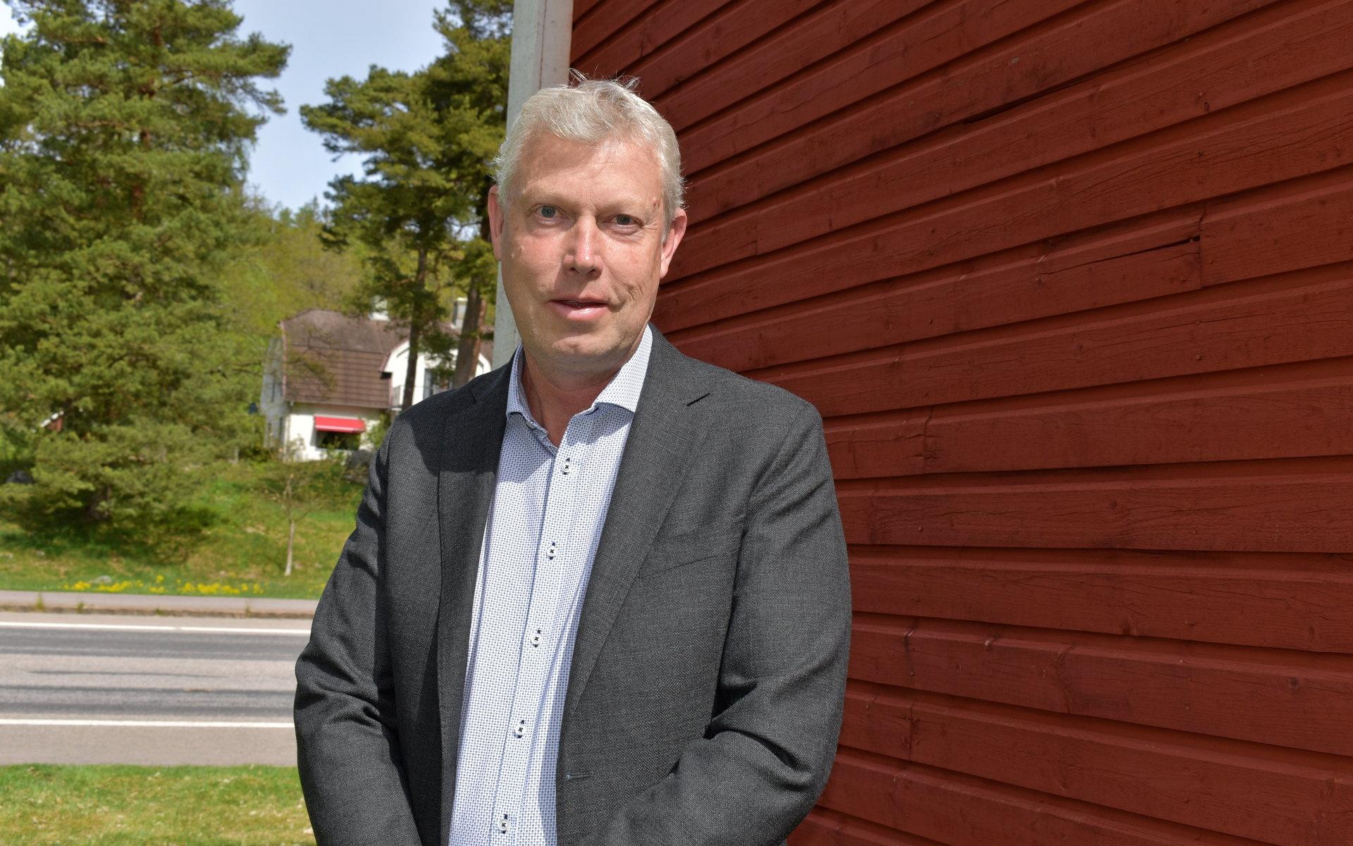 Ola Andersson är en 53-årig laholmare med lång erfarenhet från olika befattningar inom bankvärlden. I april i år tillträdde han som ny vd för Södra Hestra sparbank med huvudkontor i Hyltebruk.