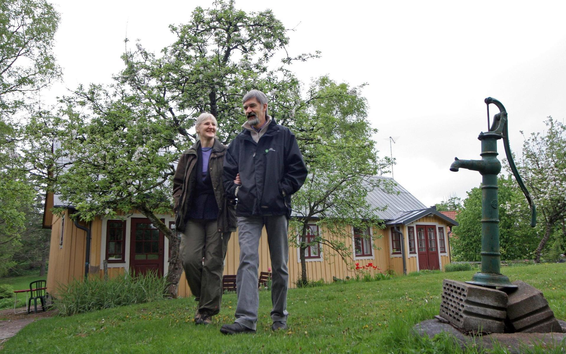 Monica och Karl-Olof Persson fick redan 2007  diplom för god byggnadsvård av Hallands museiförening. De har fortsatt att renovera gamla fastigheter i Våxtorp och nomineras nu för sin långa gärning till årets kulturpris.