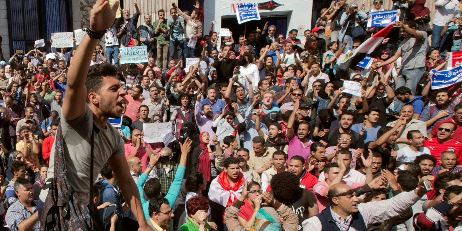 Egyptier protesterar mot president Abd al-Fattah al-Sisi och beslutet att låta Saudiarabien överta två öar i Röda havet. Arkivbild.