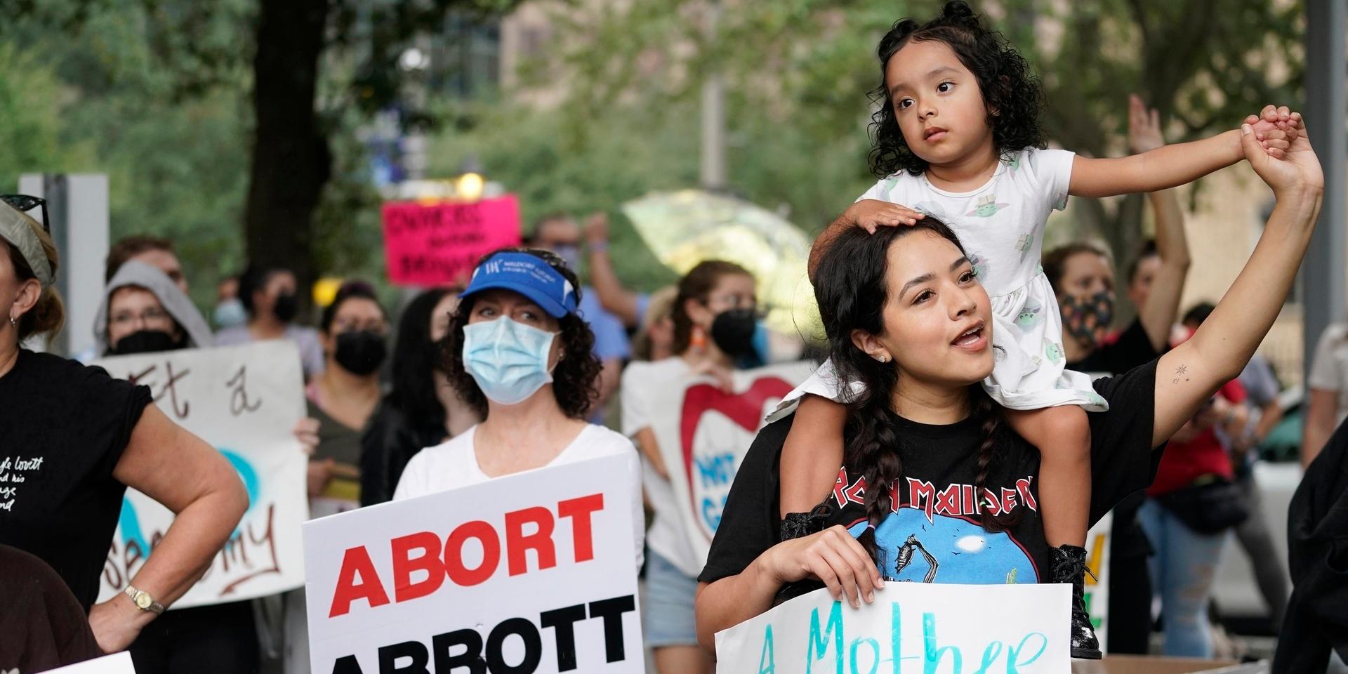 ”Få kan heller ha undgått att  det i början av september antogs en extrem abortlag i Texas som omöjliggör alla aborter efter vecka sex.”