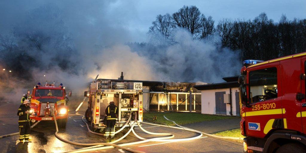 Företaget Microlabs lagerlokal i Åled totalförstördes vid en brand natten mot tisdagen. Även en intilliggande byggnad skadades. Först vid lunchtid på tisdagen var branden helt släckt.