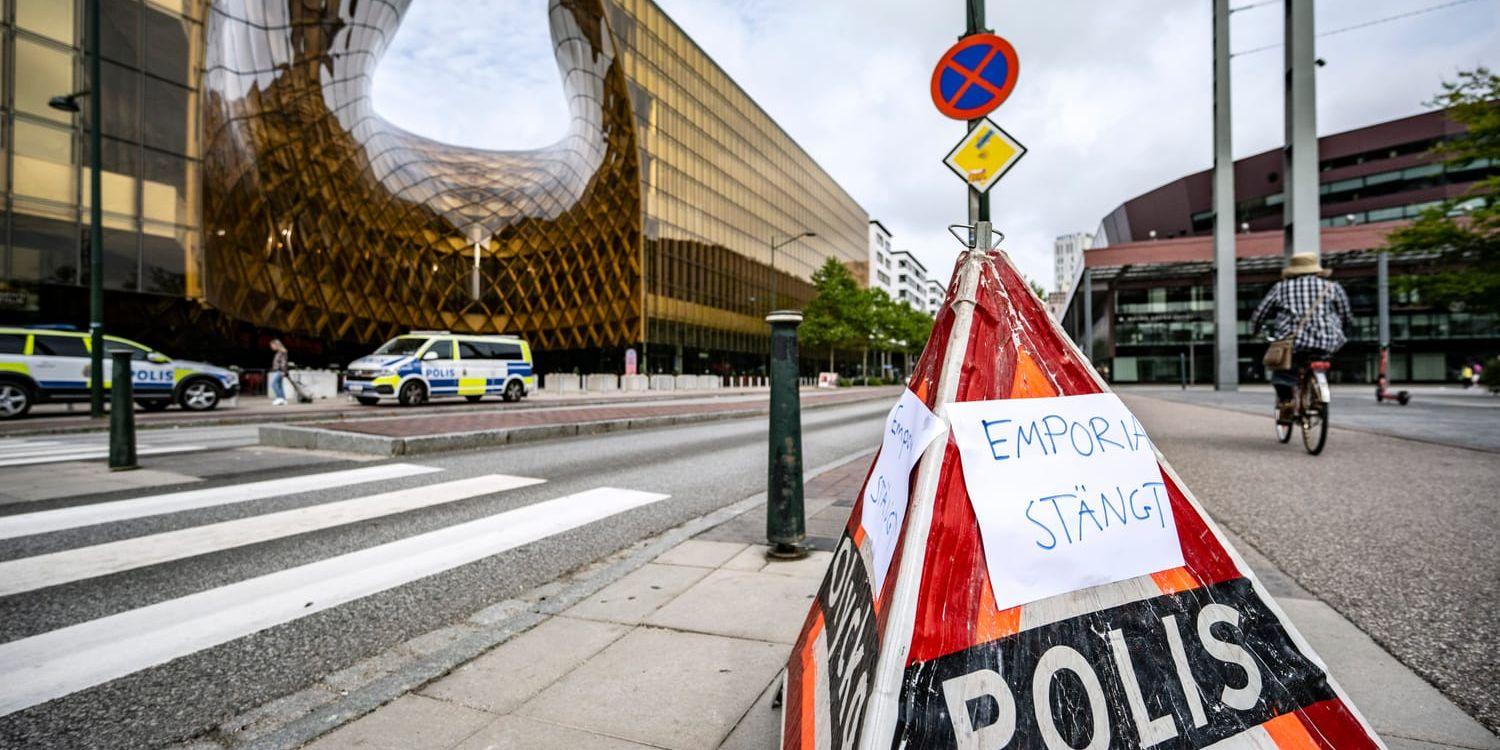 Augusti 2022: Polisen på plats utanför köpcentret Emporia i Malmö efter att en person skjutits till döds och en skadats allvarligt i en skottlossning. Arkivbild.