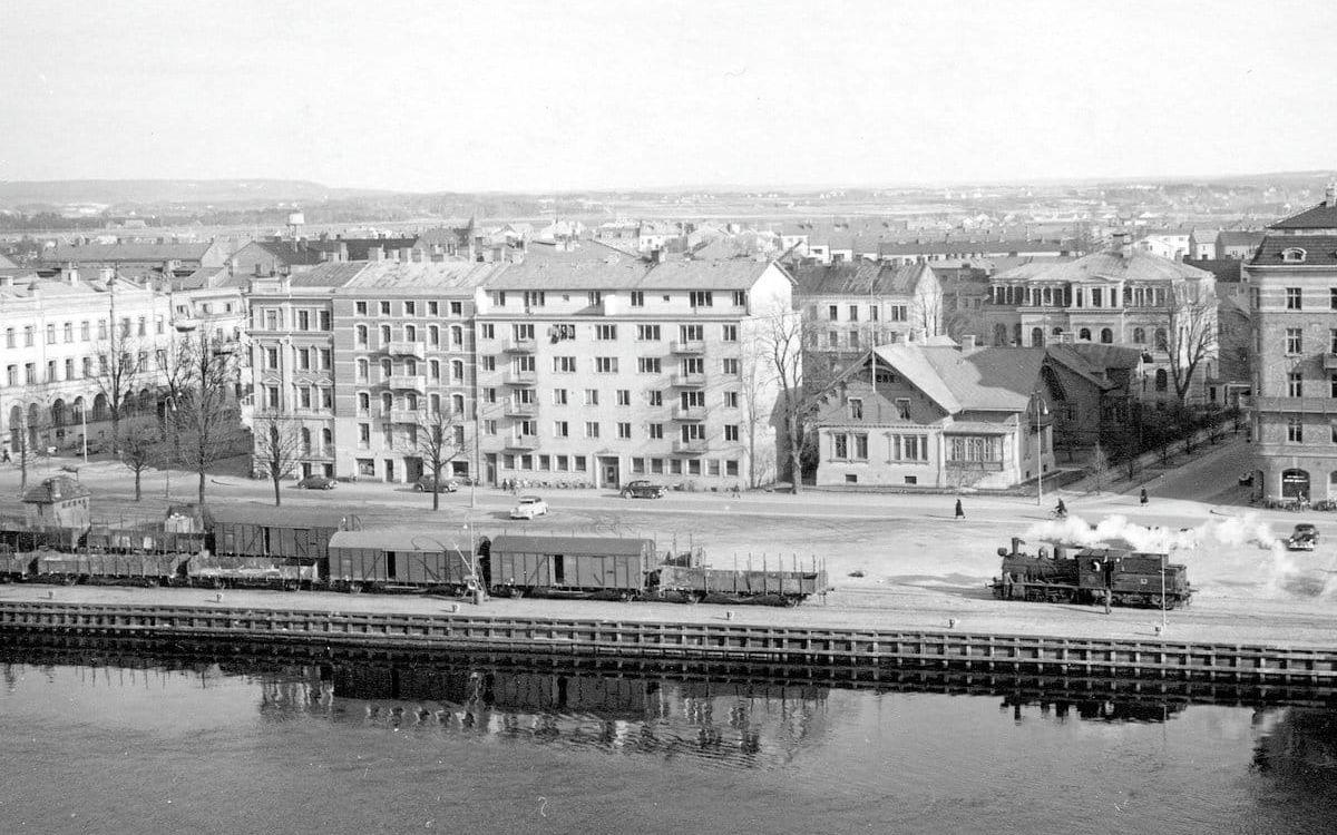 I Kollbergska villan, i korsningen mellan Syskonhamnsgatan och Strandgatan, inrättade länsstyrelsen en ransoneringsenhet i samband med energikrisen. 