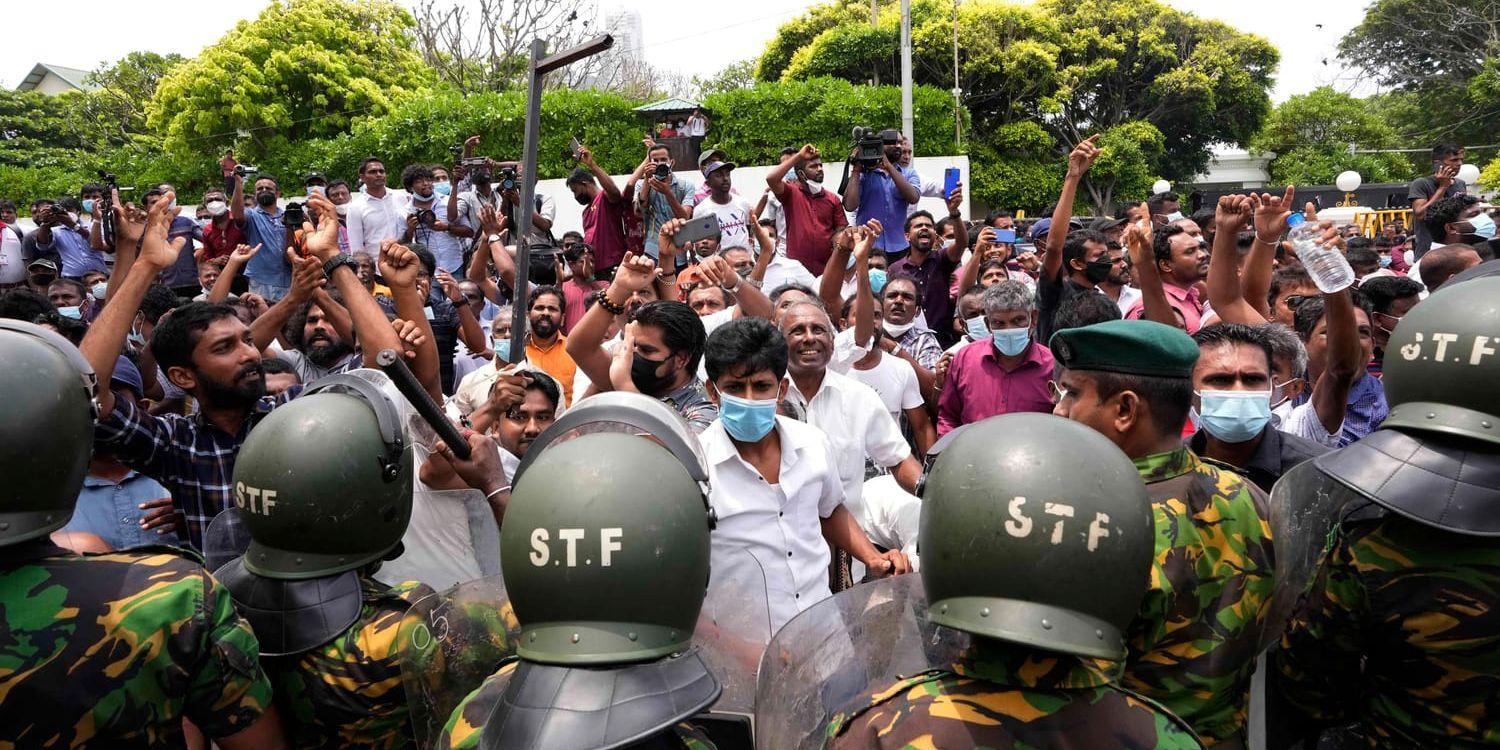 Lankesiska regeringsanhängare i Colombo hurrar efter att ha vandaliserat en av de regeringskritiska demonstranternas samlingsplatser.