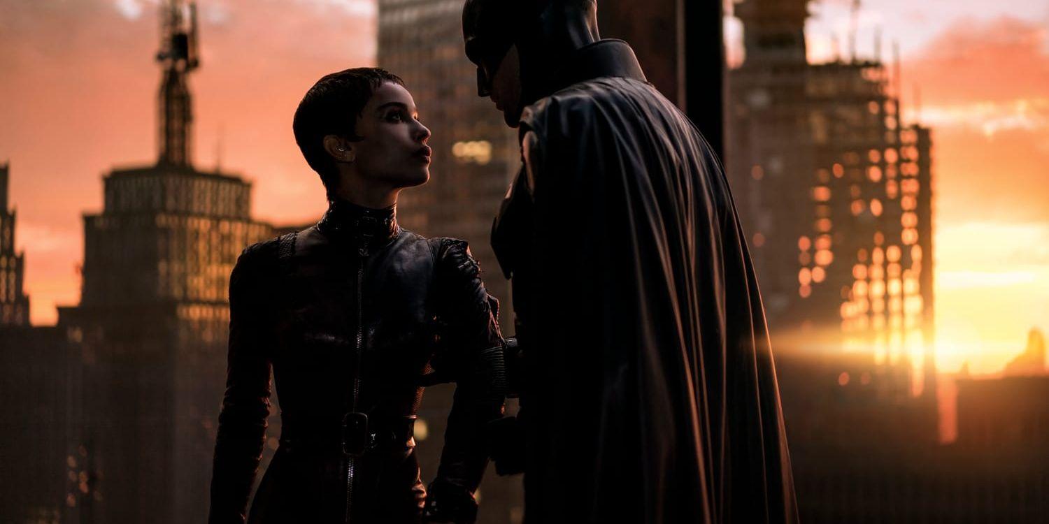 Catwoman (Zoë Kravitz) och Batman (Robert Pattinson) har en sprakande kemi i 'The Batman'. Pressbild.