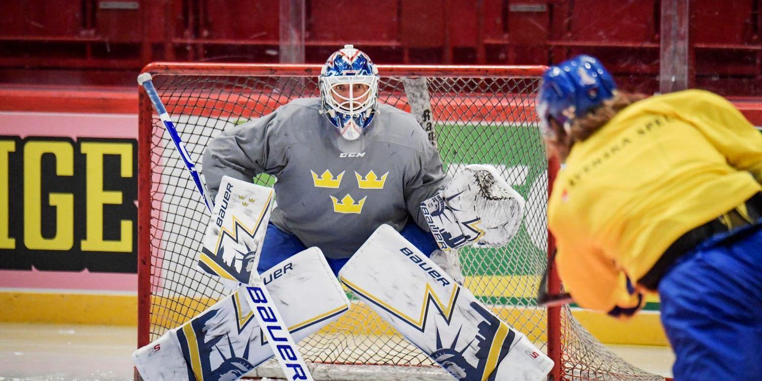 Henrik Lundqvist gör sitt första pass med Tre Kronor inför VM.