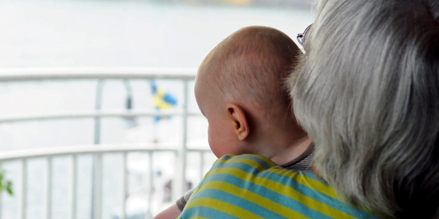 Lagändring. Nu får även mormor och morfar vara föräldralediga med barnbarnen.