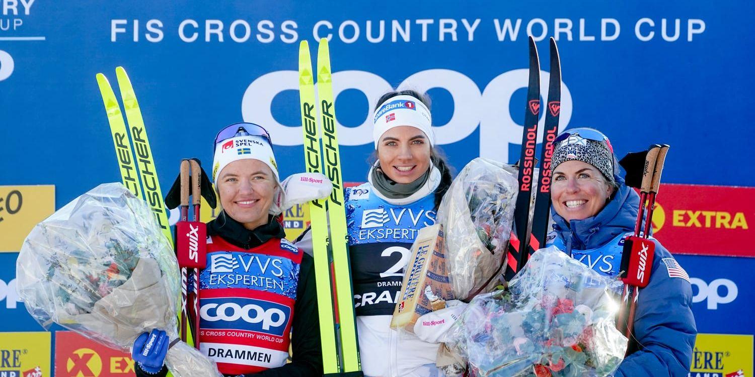 Vinnaren Kristine Stavås Skistad flankerad av Linn Svahn och trean Rosie Brennan, USA.