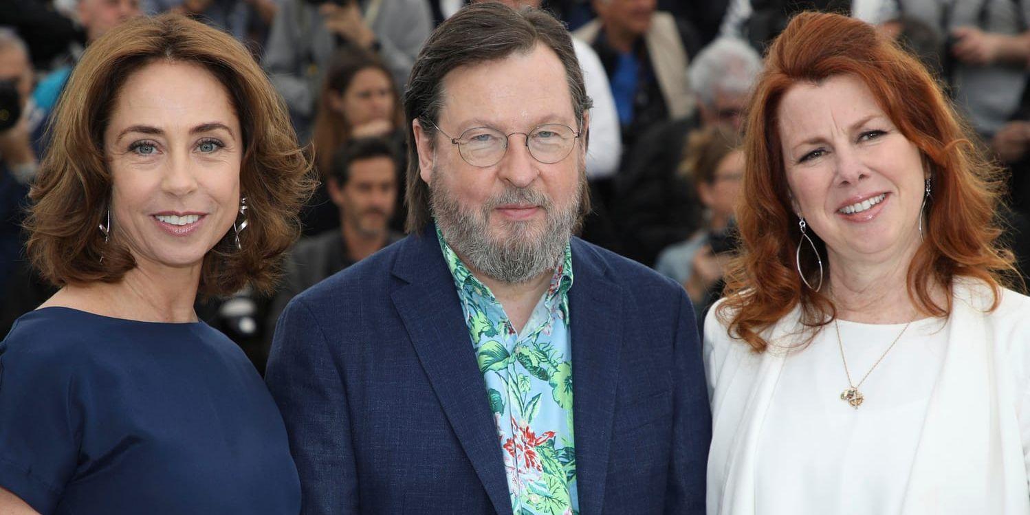 Regissören Lars von Trier tillsammans med skådespelarna Siobhan Fallon Hogan och Sofie Grabol i Cannes inför visningen av ”The house that Jack built”.