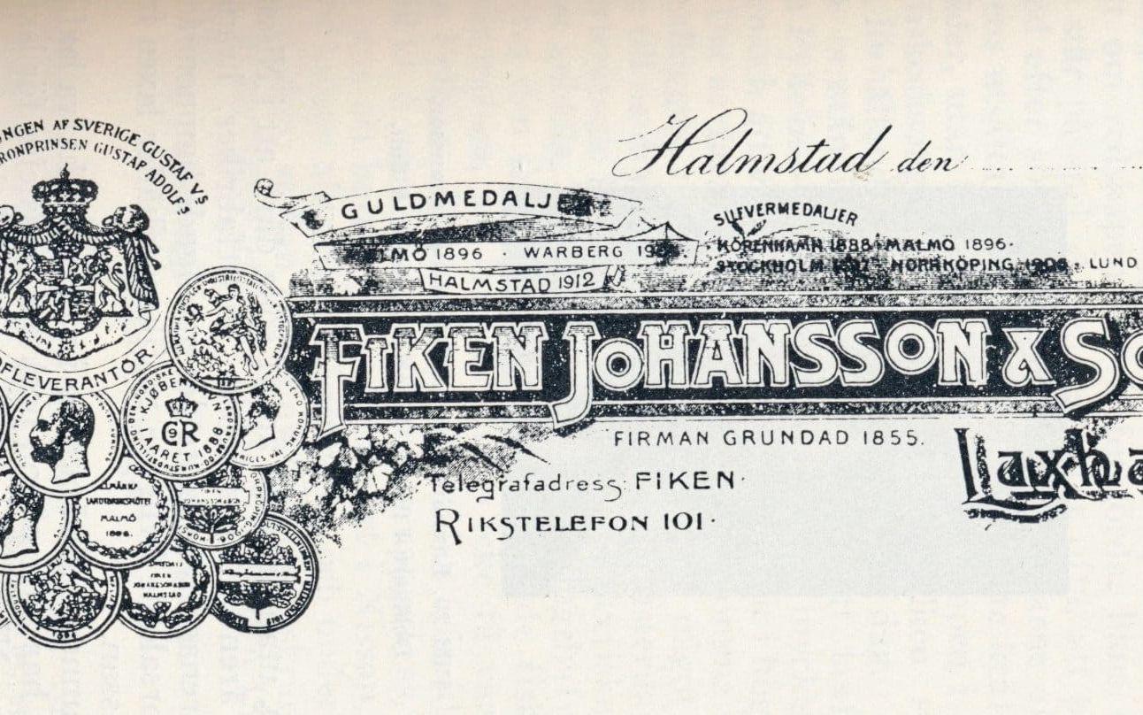 Loggan för det prisade företaget Fiken Johansson & Son. ”Firman grundad 1855”. Och rikstelefon-numret verkar ha varit 101. 