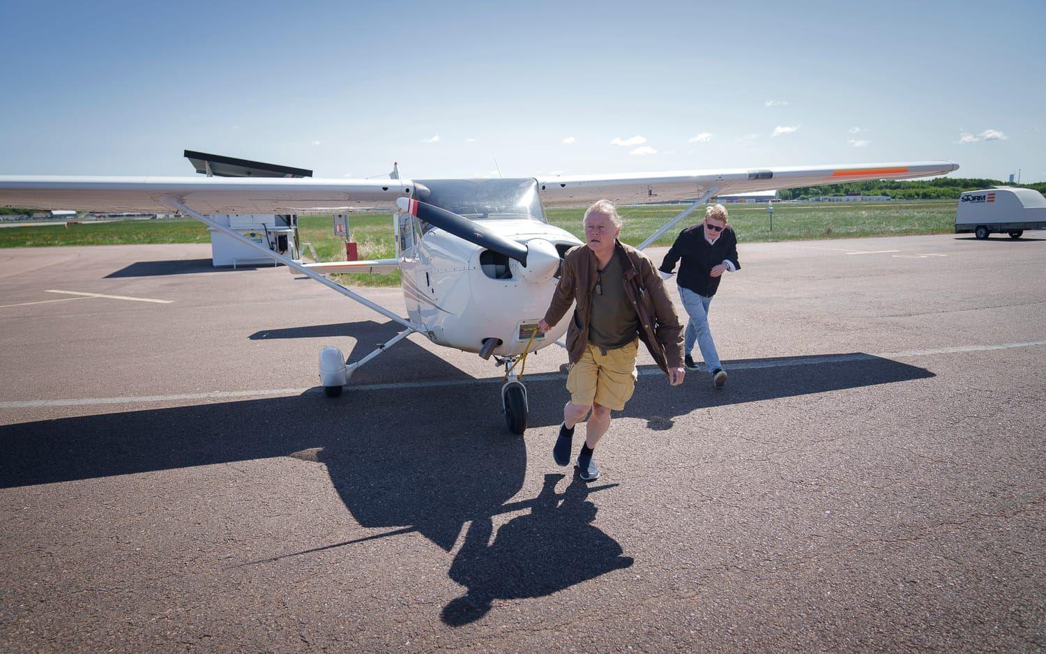 Aeroklubben som flyger från Säve flygplats letar efter bränder i Göteborg och södra Bohuslän. De har nu fått besked om att flyga tre gånger om dagen de kommande dagarna.