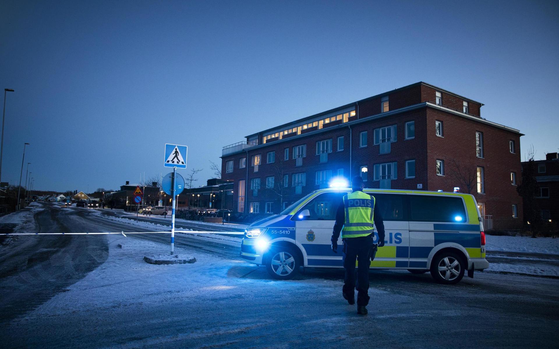 Under torsdagen gick en maskerad man till attack mot elever på Peder Skrivares gymnasium i Varberg.