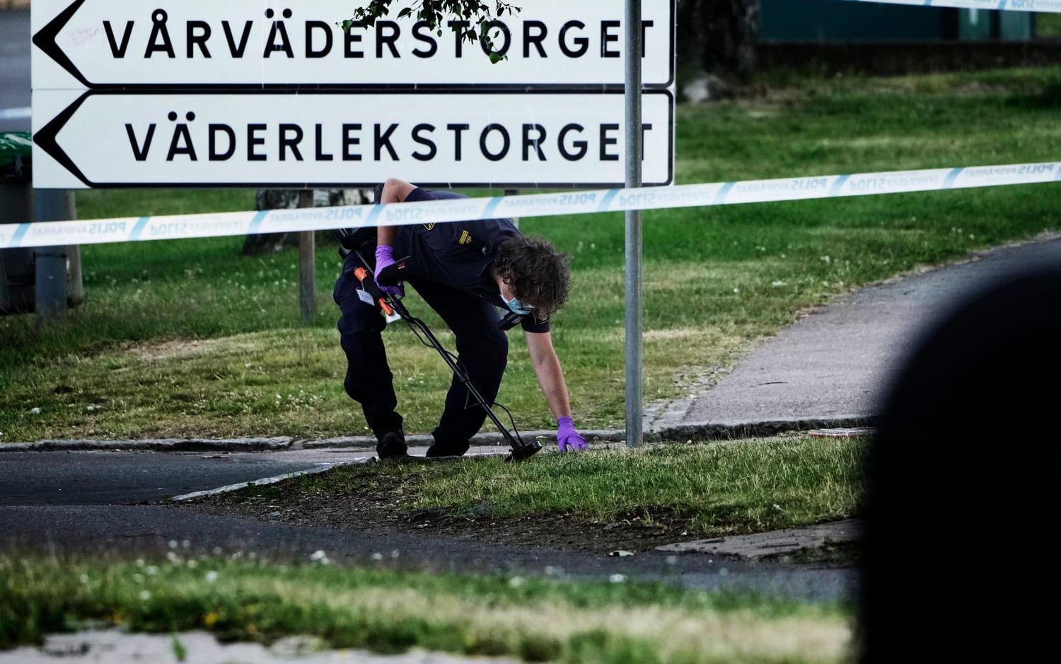 Polisens arbete på plats efter skottlossningen under torsdagen.