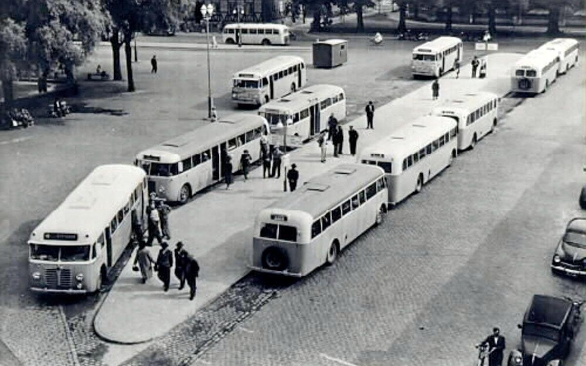 På 1950-talet byggdes en busscentral på Stora torgs västra sida. 