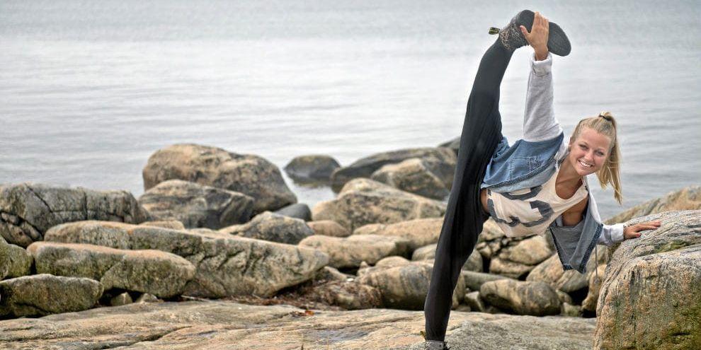 Rakt upp. ”Det gäller att vara uppmärksam för att inte sträcka sig”, förklarar Tilda Kristiansson medan hon visar upp en dansfigur i Tylösands vackra natur i närheten av föräldrarnas sommarstuga.