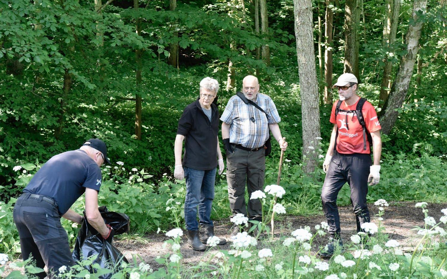 Göran Nilsson, ordförande i Trönninge Samhällsförening, samtalar med Lars-Erik Magnusson från Hallands Botaniska förening.