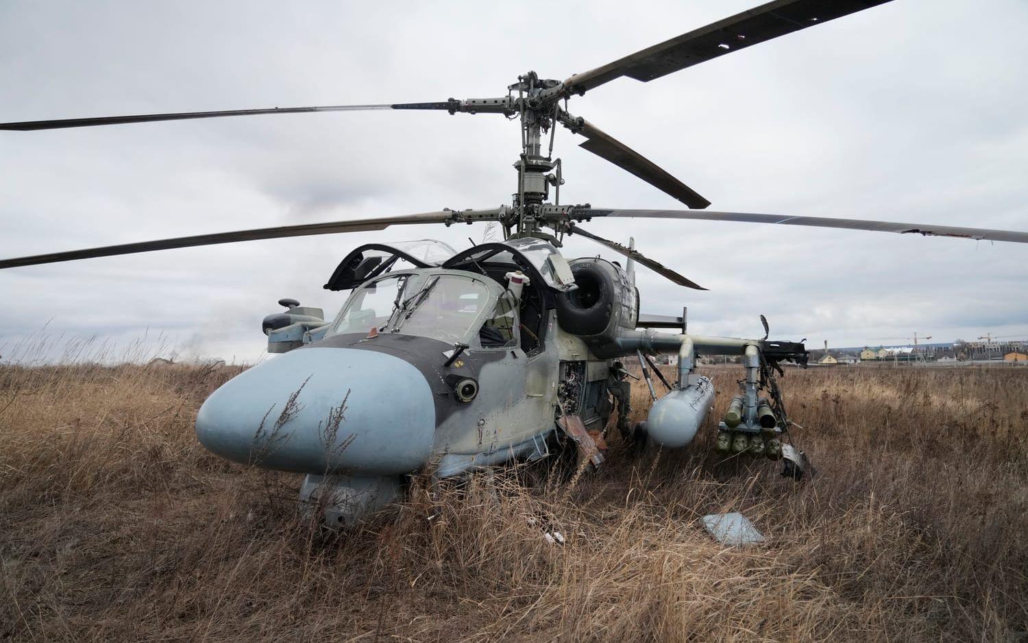 En rysk helikopter tvingades landa på ett fält utanför Kiev.