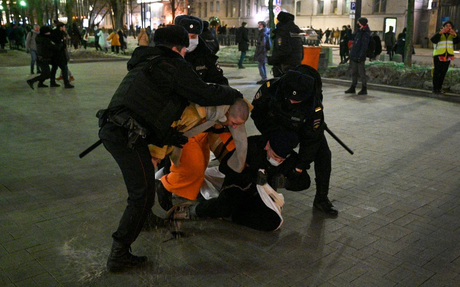 Ett stort antal av demonstranterna i Ryssland greps av polis.