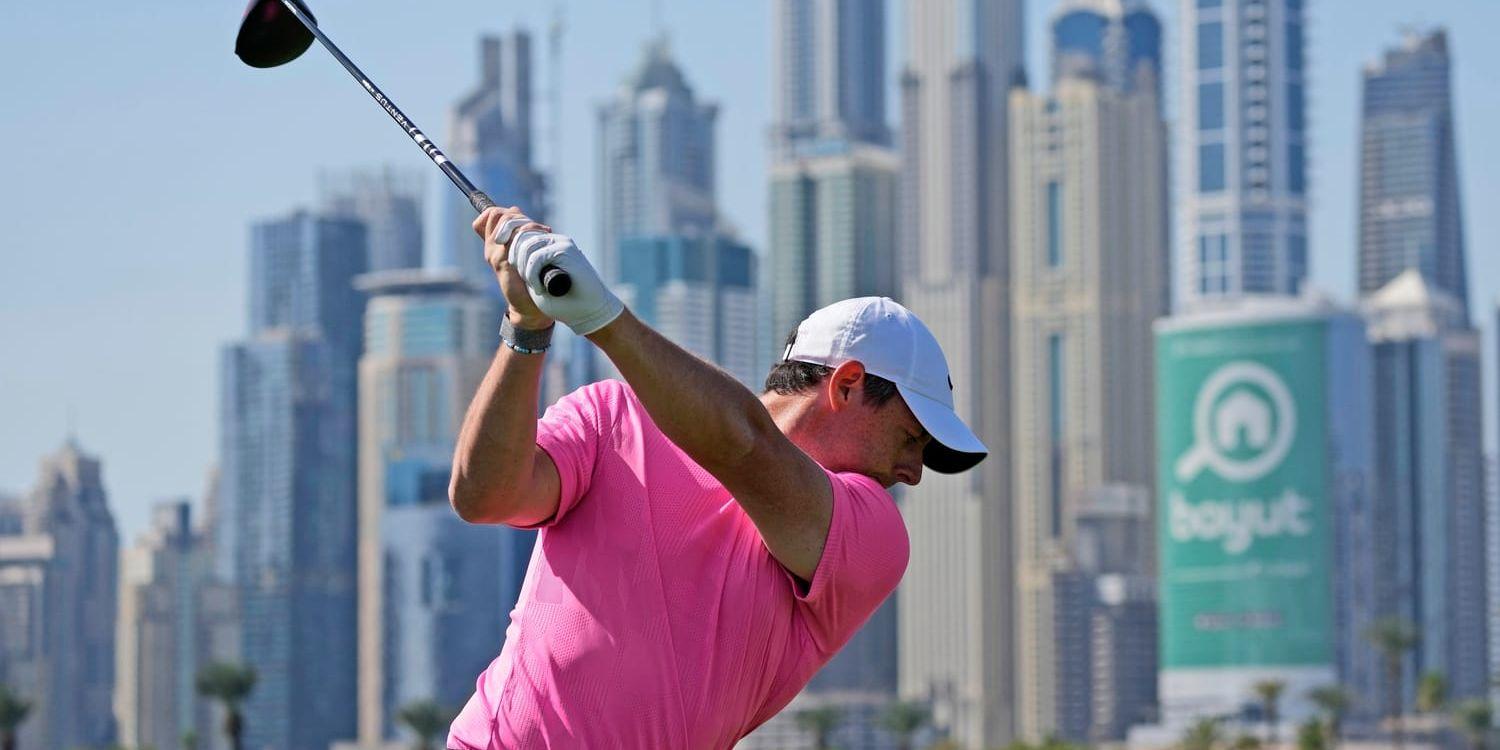 Rory McIlroy leder i Dubai.