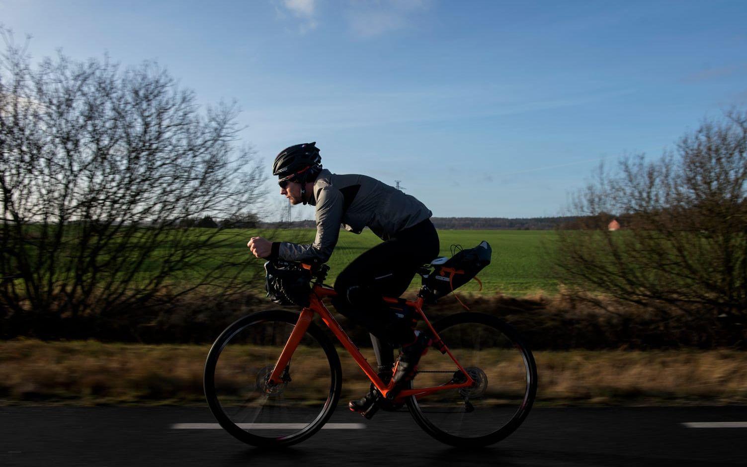 Rustad för lång tur. För att klara sämre vägar trampar Andreas på en touringcykel med större däck än en racer. Bakom sadeln sitter tältet, på styret packningen och på ramen reparationsgrejer. De första 660 milen är han och kompisen självförsörjande, men i Argentina har de en följebil. Bild: Benjamin Andreasson