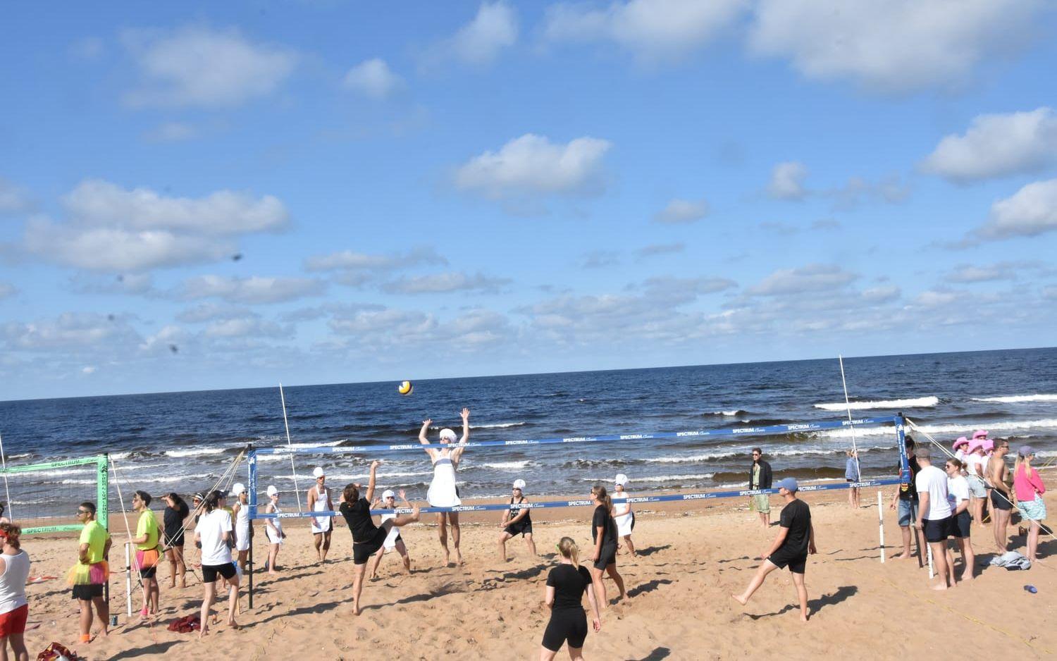 AT-beach. <em id="emphasis-98ecdde996c59de23e2aef870d13918b">Bildspel från Beachvolleyfesten finns längre ned i artikeln.</em>